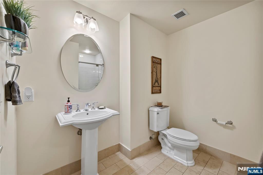 1125 Maxwell Lane 711