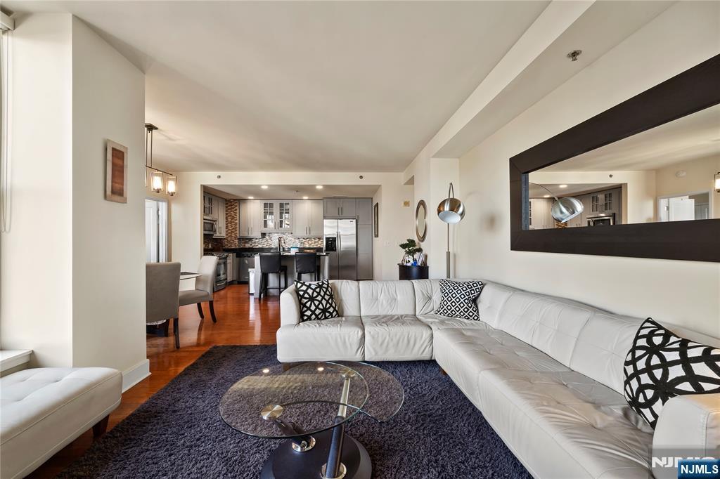 1125 Maxwell Lane 711
