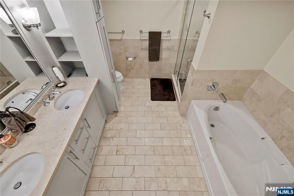 1125 Maxwell Lane 711