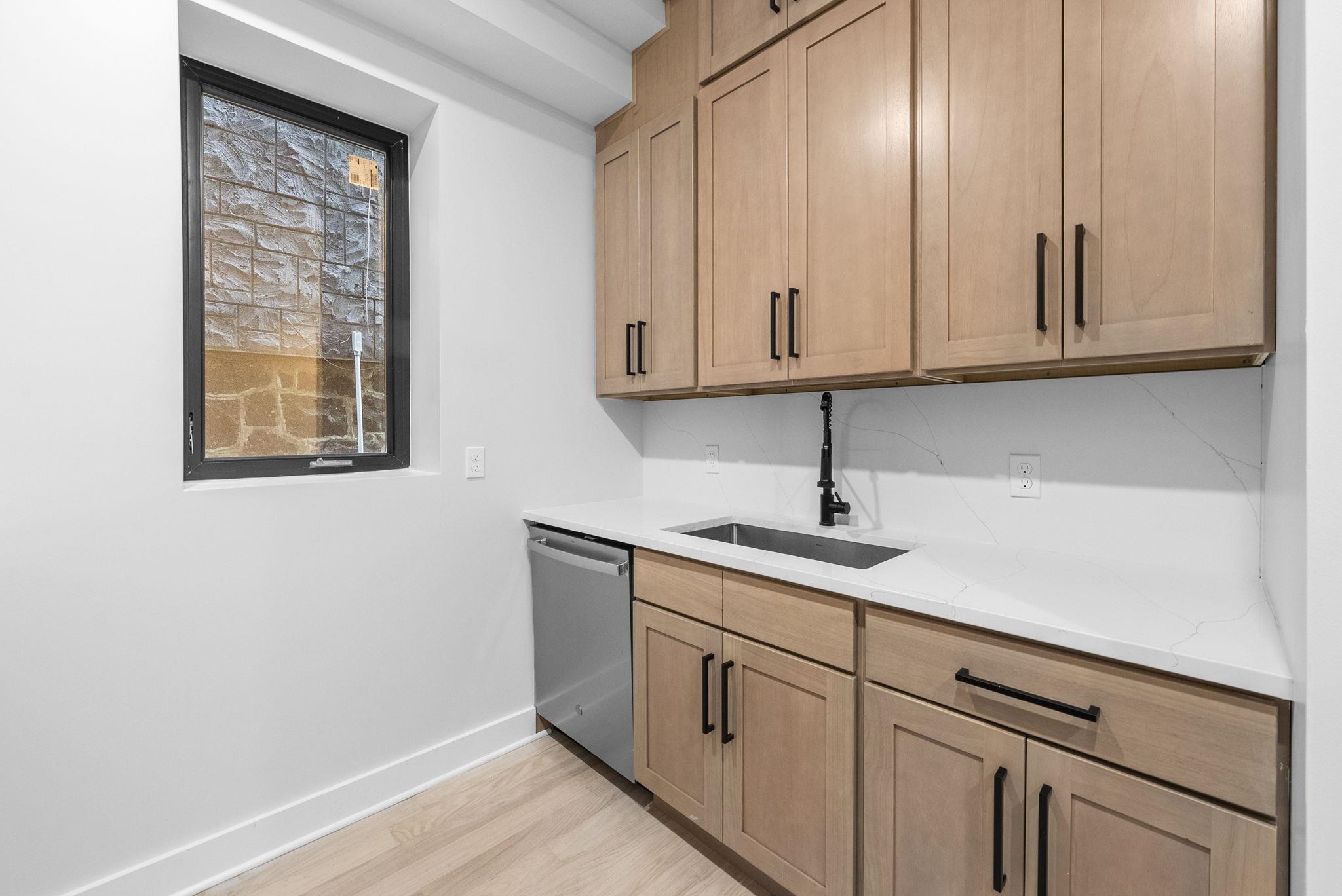 124 GLENWOOD AVE Unit: 1