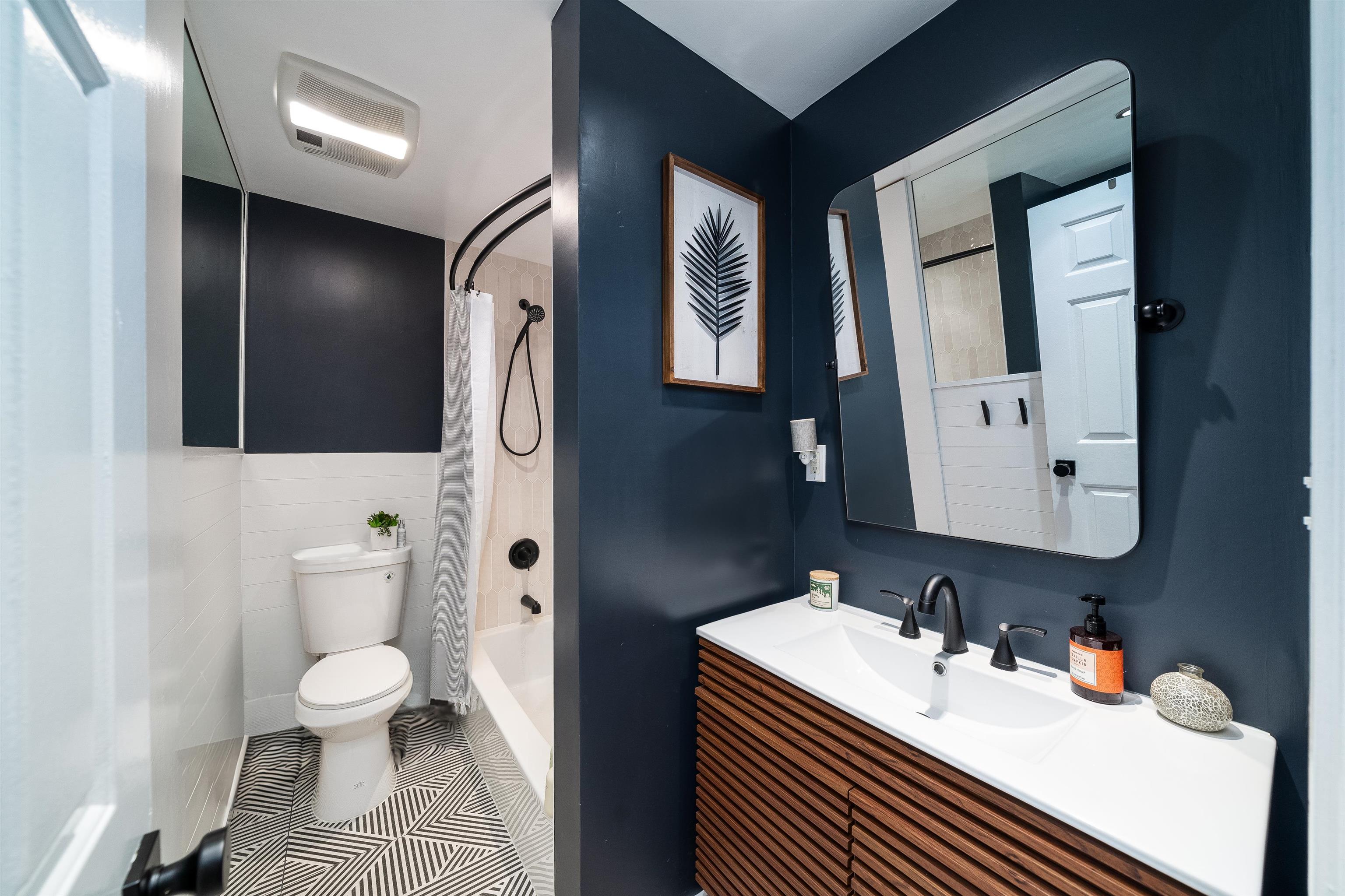 235 BLOOMFIELD ST Unit: 2