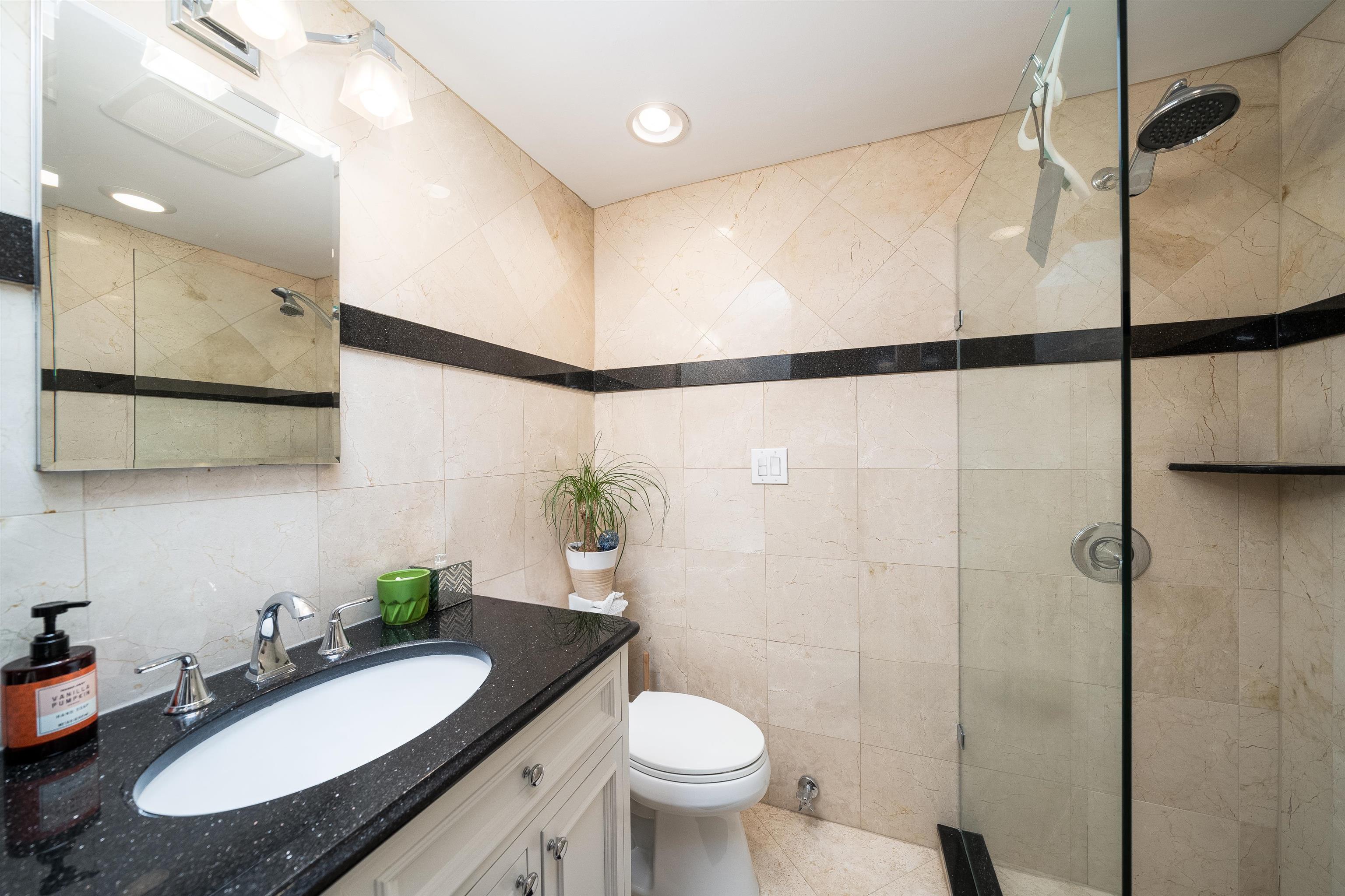 235 BLOOMFIELD ST Unit: 2