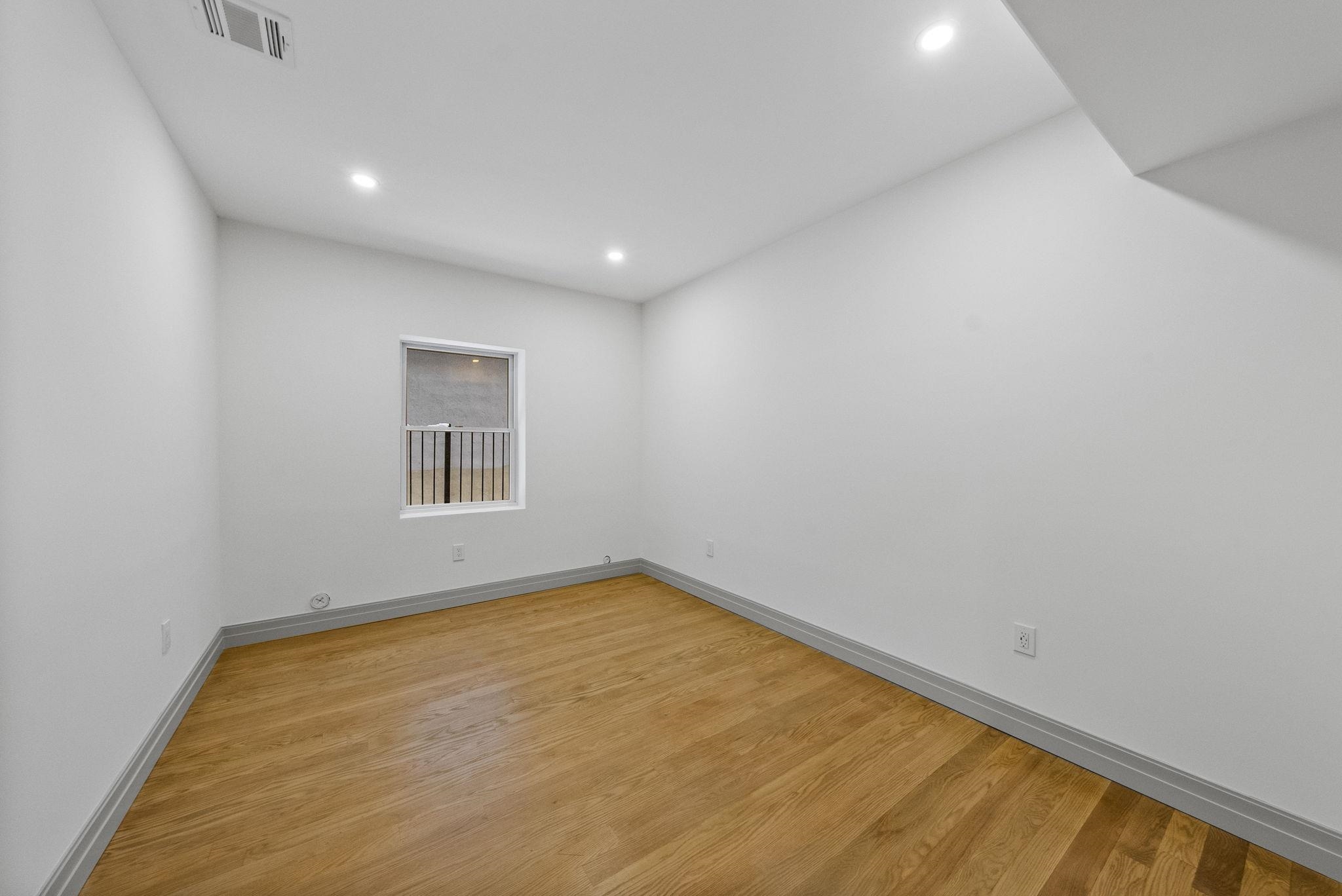 600 BRAMHALL AVE Unit: 1