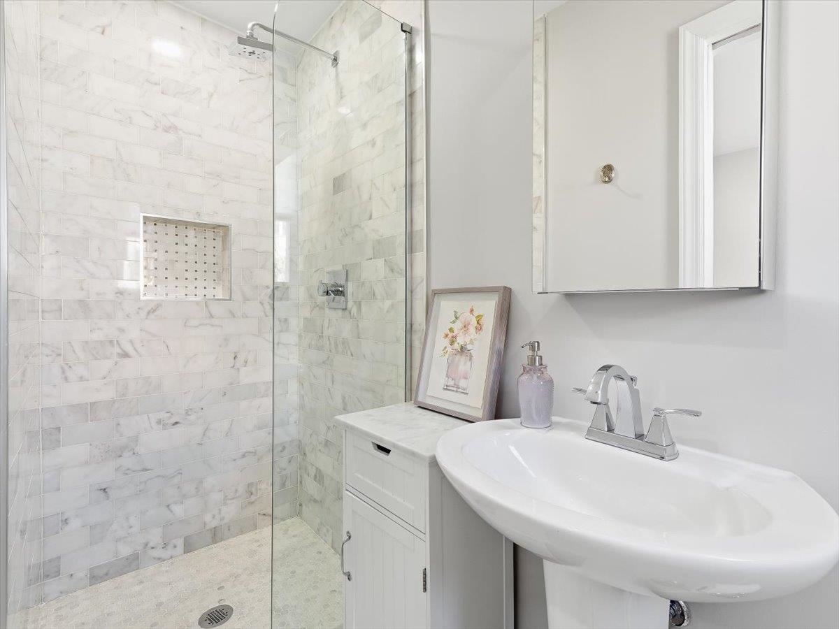 406 MADISON ST Unit: 3R