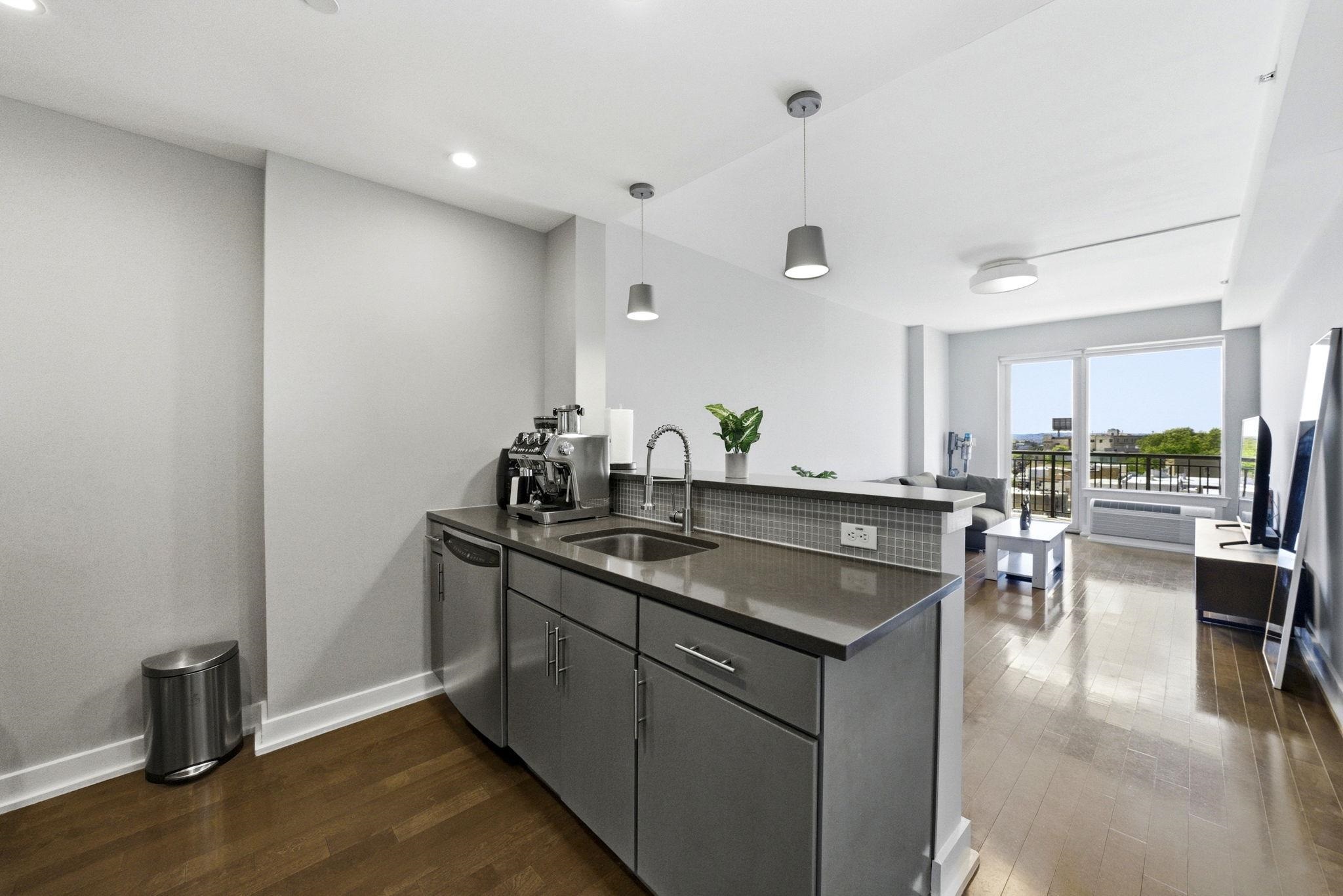 3312 HUDSON AVE Unit: 6N