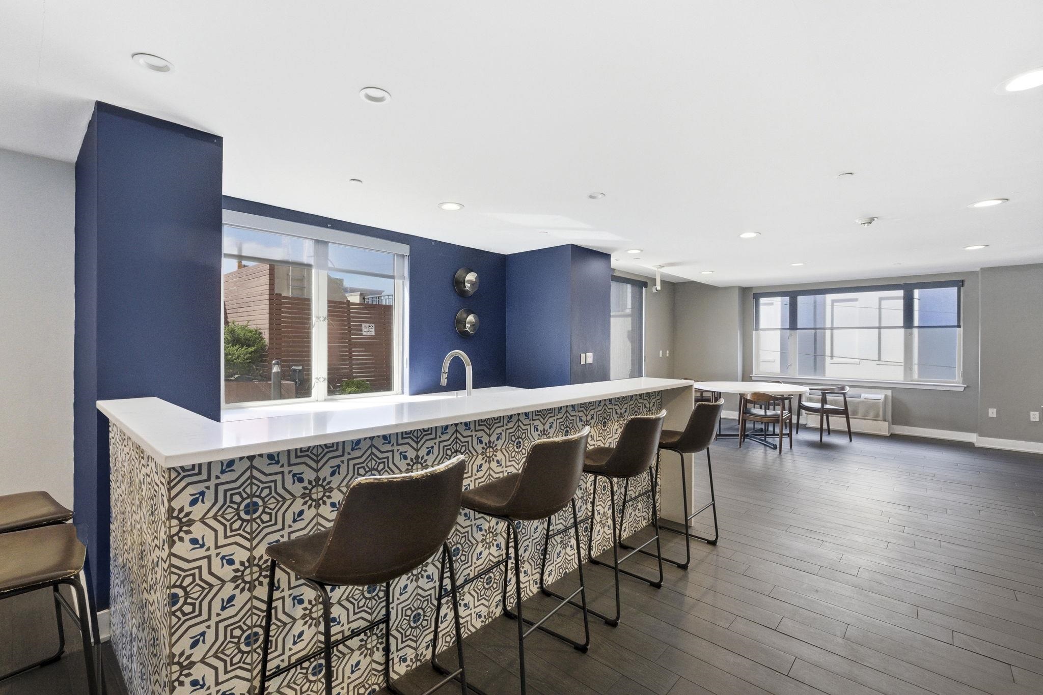 3312 HUDSON AVE Unit: 6N
