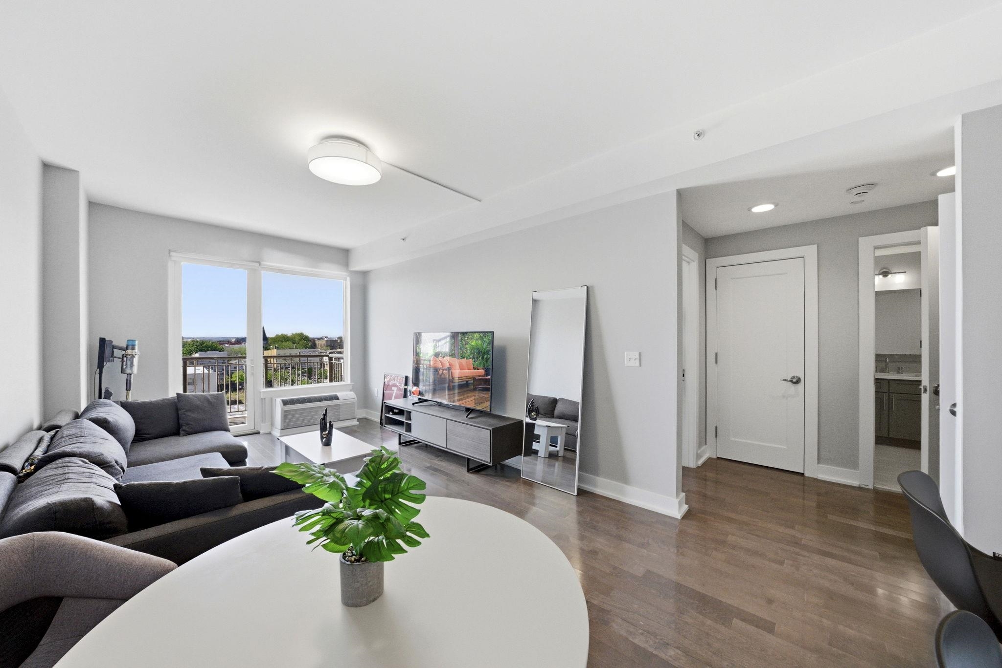 3312 HUDSON AVE Unit: 6N
