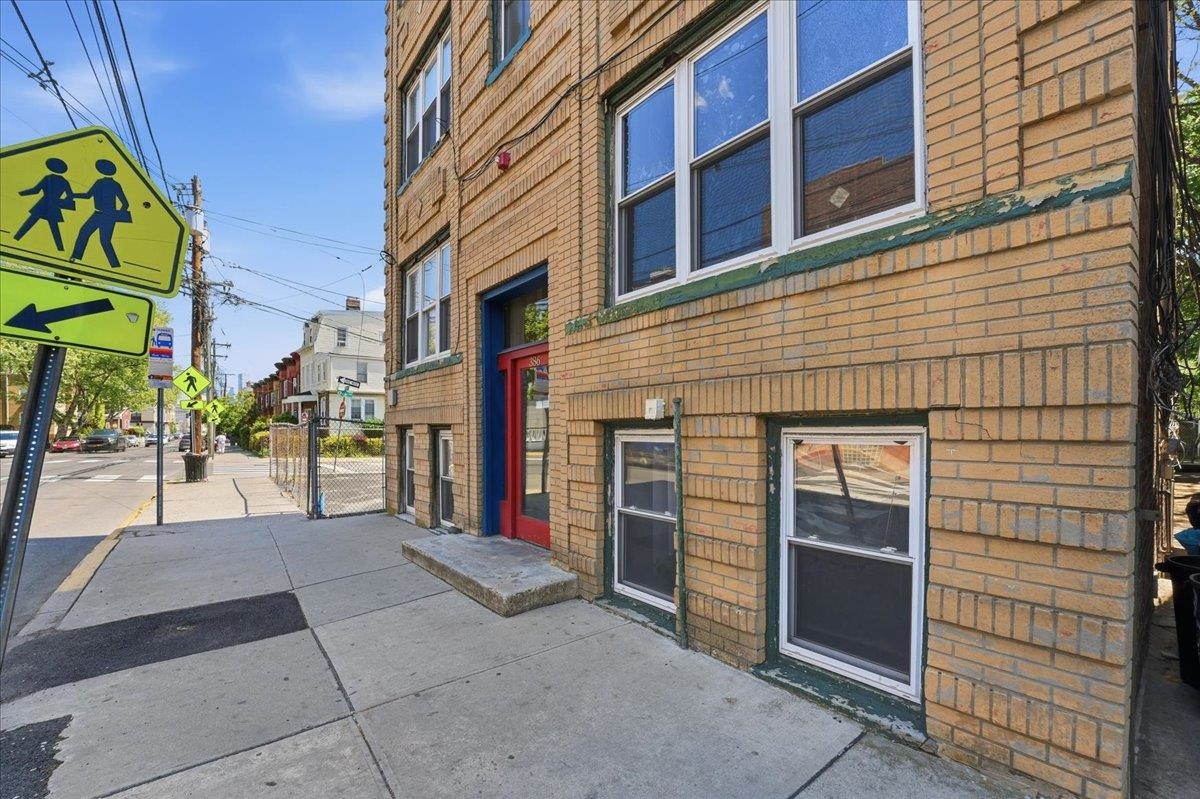 386 BERGEN AVE