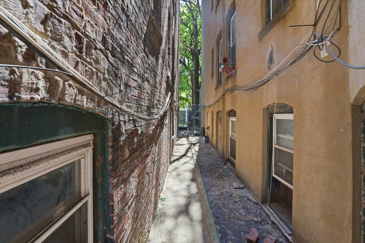 386 BERGEN AVE