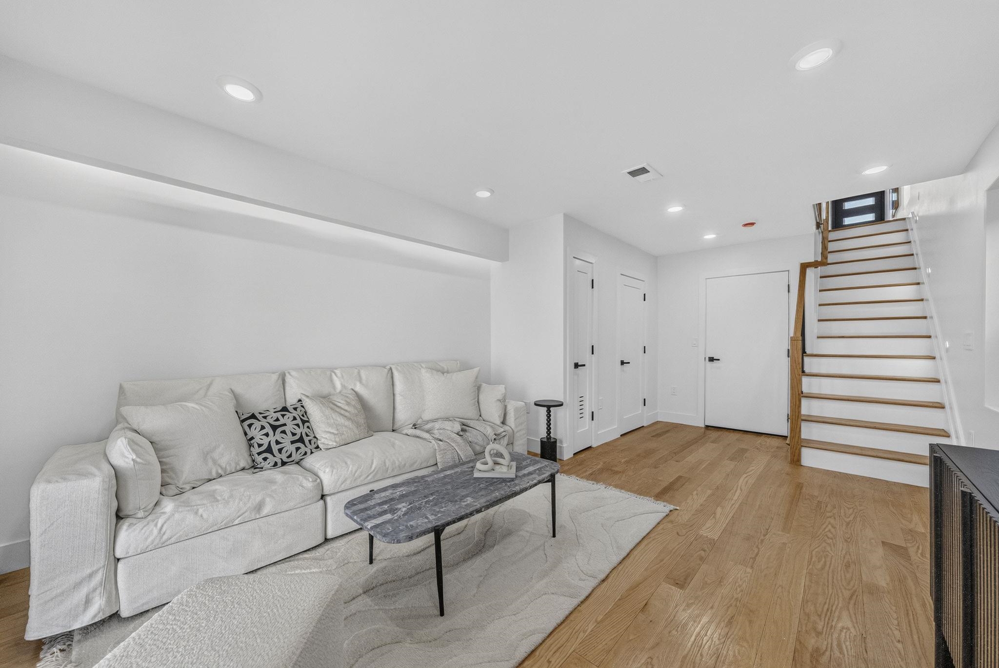 104 TERRACE AVE Unit: 1