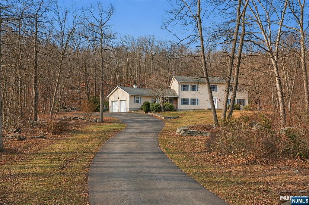 611 Snake Den Road