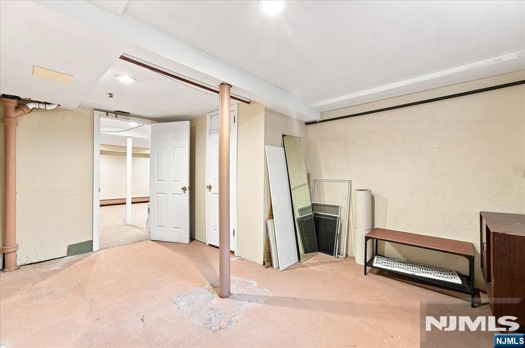3-27 Kenneth Avenue