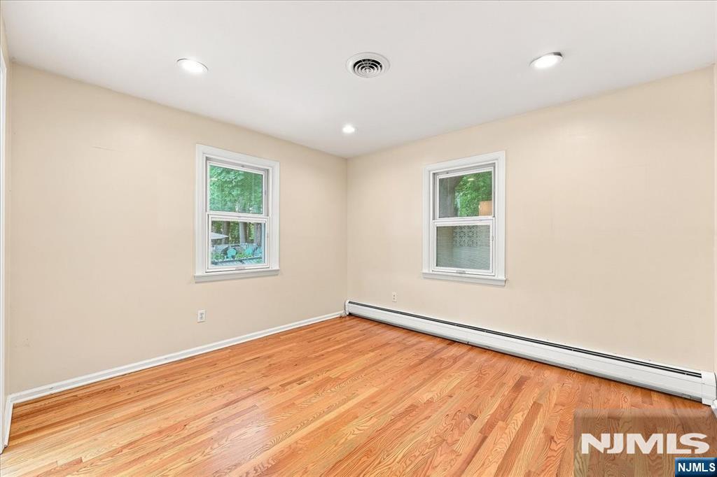 3-27 Kenneth Avenue