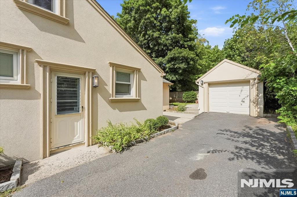 3-27 Kenneth Avenue
