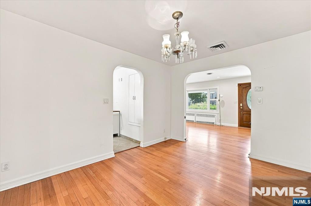 3-27 Kenneth Avenue