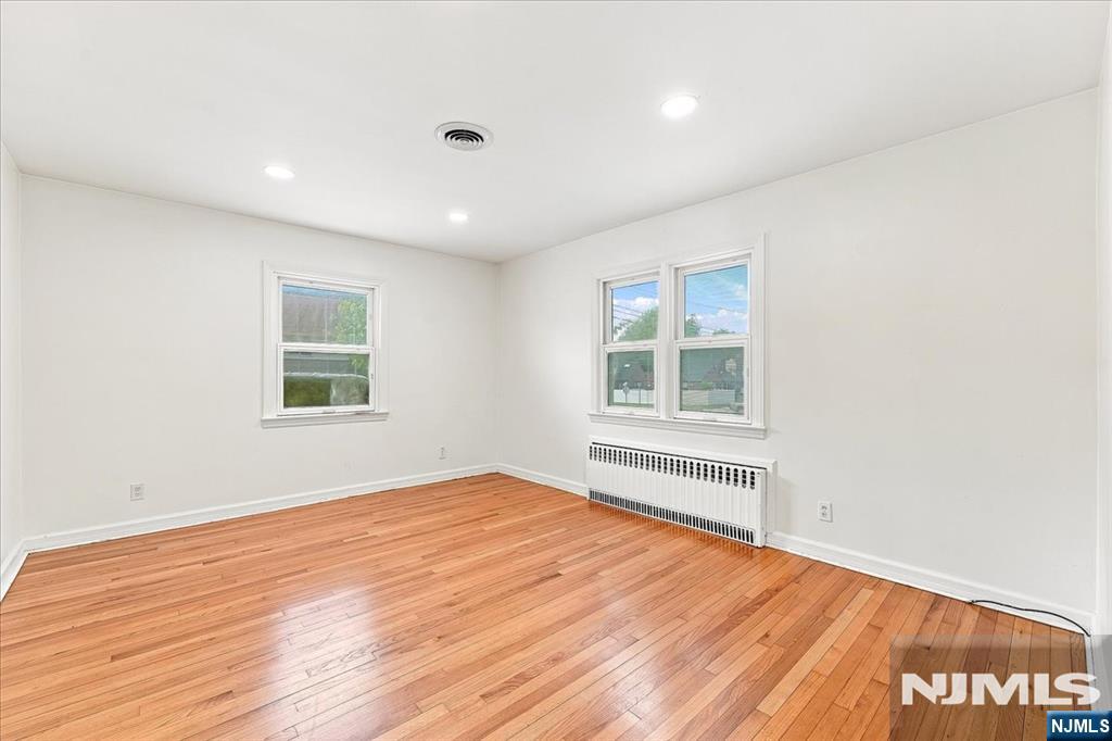3-27 Kenneth Avenue