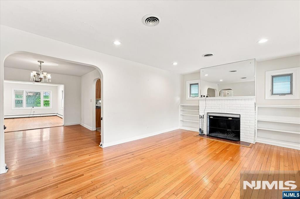 3-27 Kenneth Avenue