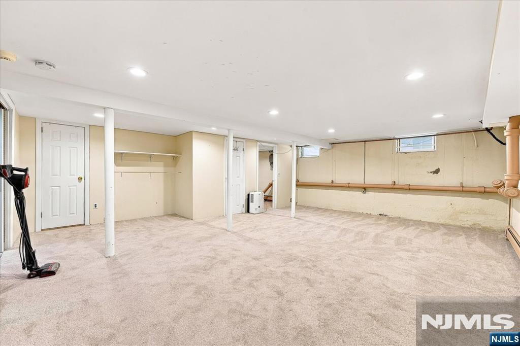 3-27 Kenneth Avenue