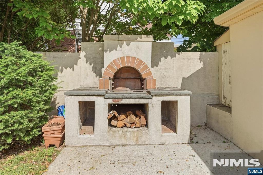 3-27 Kenneth Avenue