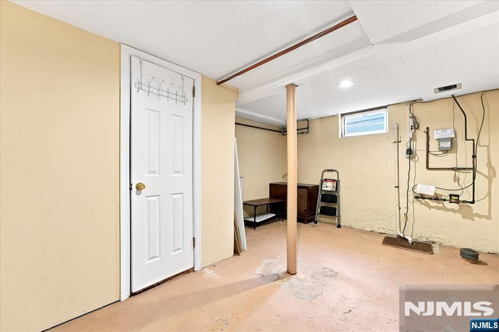 3-27 Kenneth Avenue