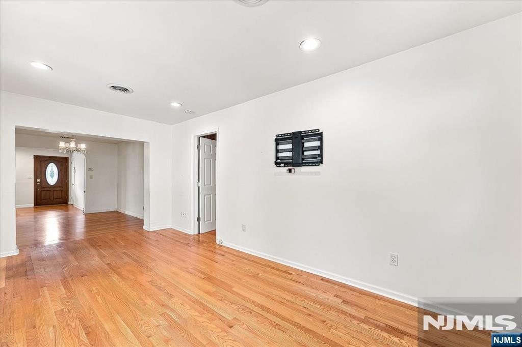 3-27 Kenneth Avenue