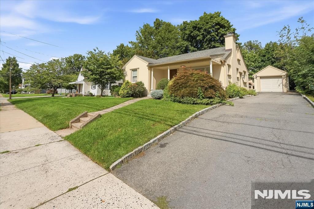 3-27 Kenneth Avenue