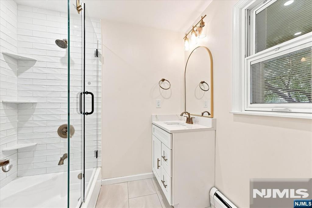 3-27 Kenneth Avenue