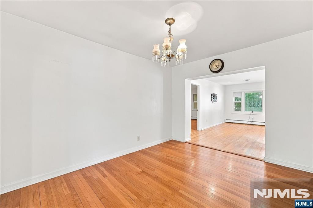 3-27 Kenneth Avenue