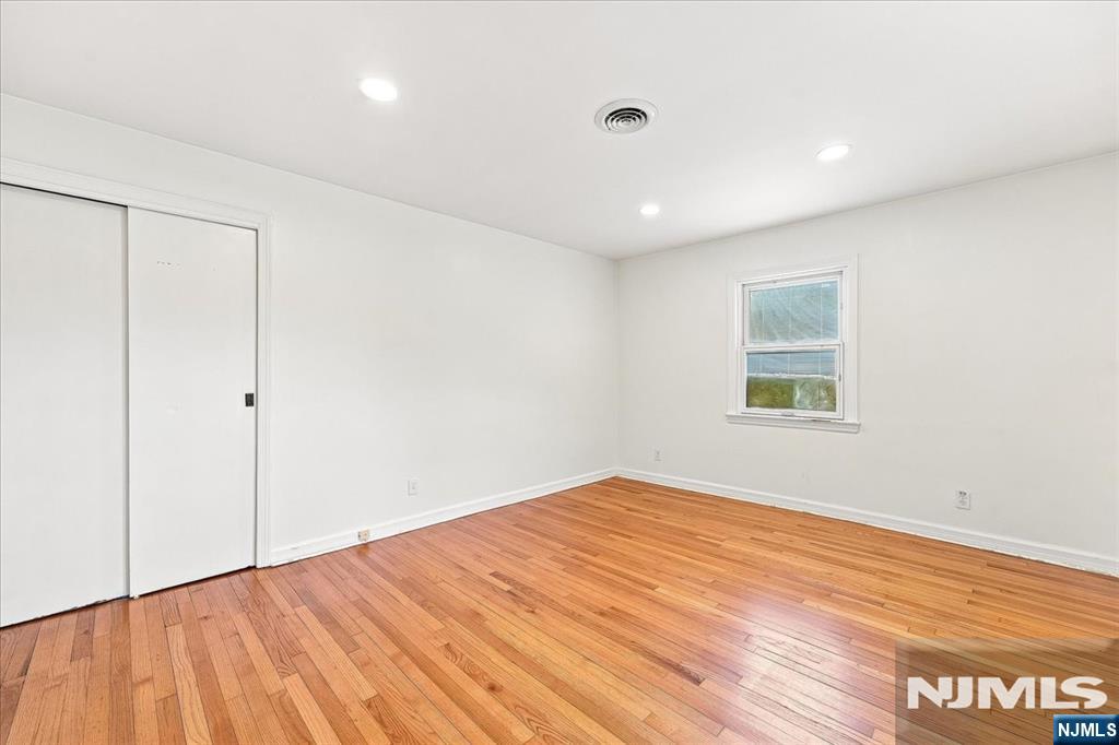 3-27 Kenneth Avenue