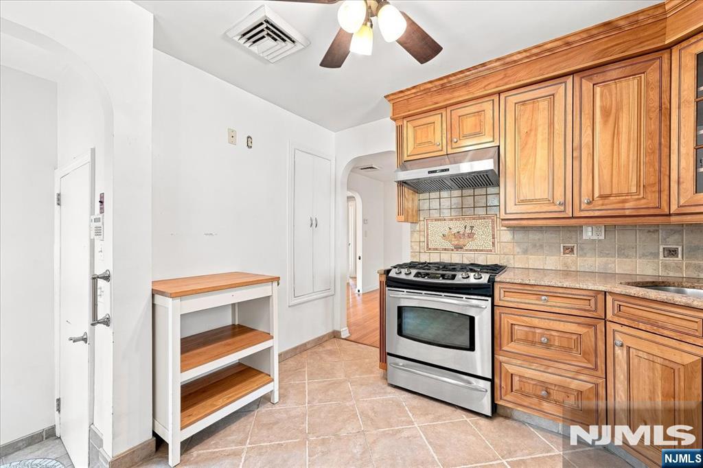 3-27 Kenneth Avenue