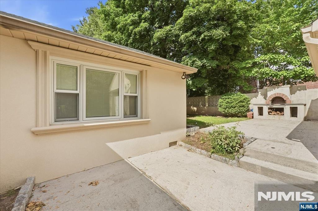 3-27 Kenneth Avenue