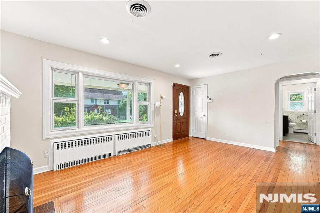 3-27 Kenneth Avenue