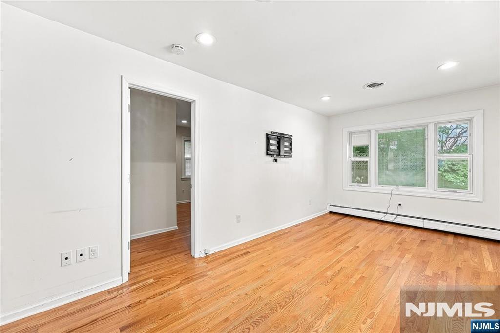 3-27 Kenneth Avenue