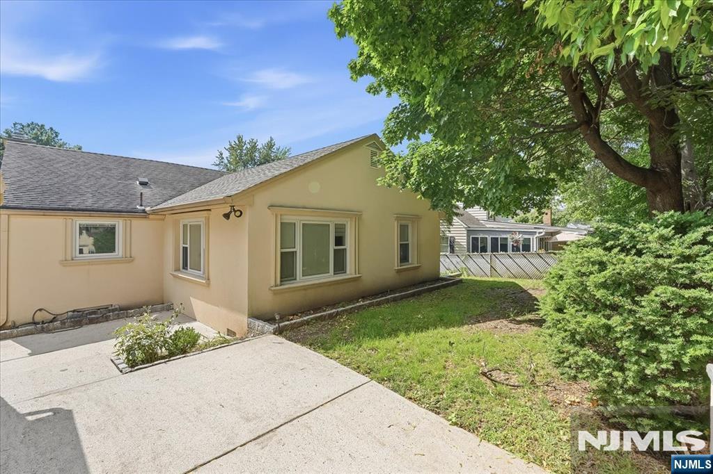3-27 Kenneth Avenue