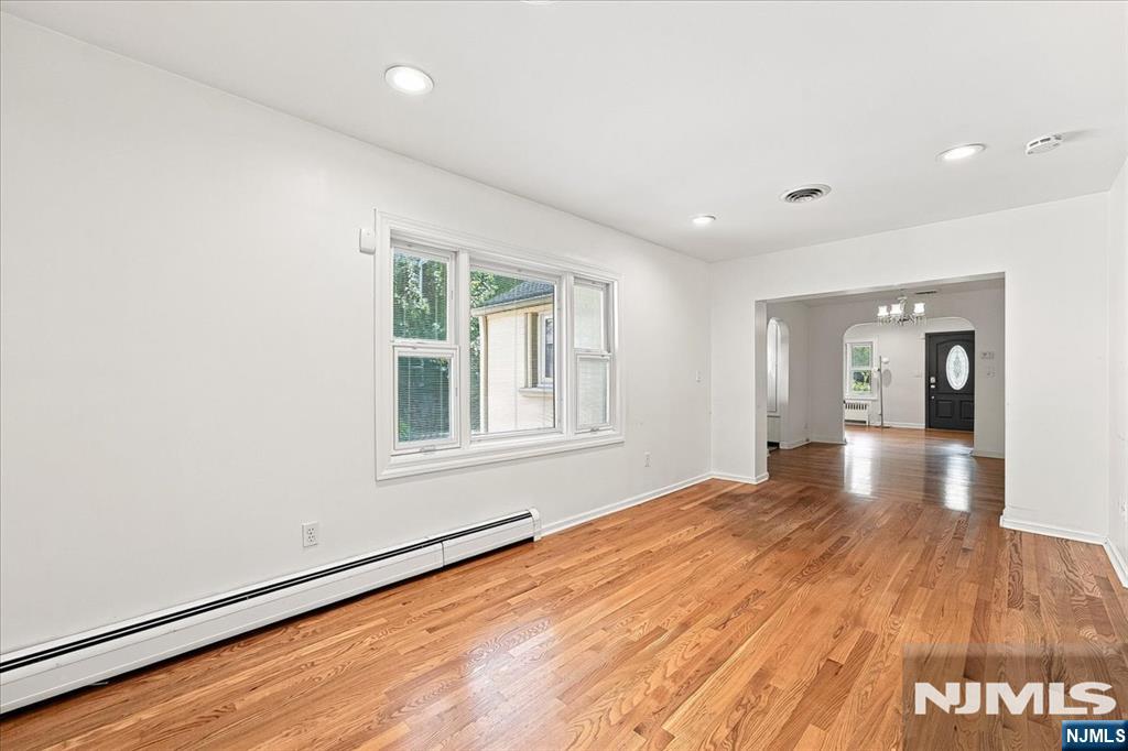 3-27 Kenneth Avenue