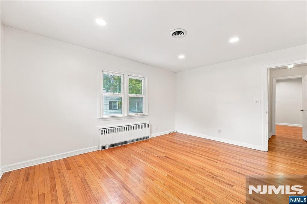 3-27 Kenneth Avenue
