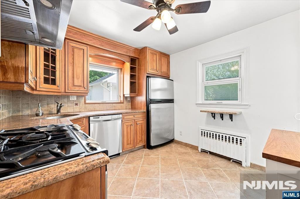 3-27 Kenneth Avenue