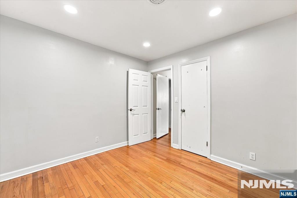 3-27 Kenneth Avenue