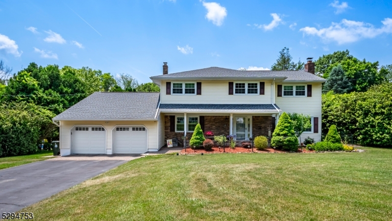 11 Bridle Ln