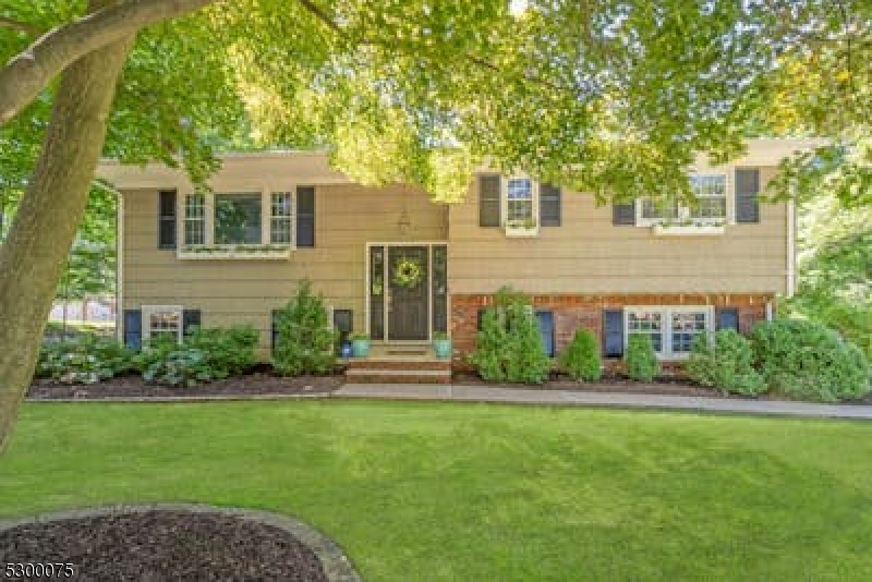 11 Iroquois Ave