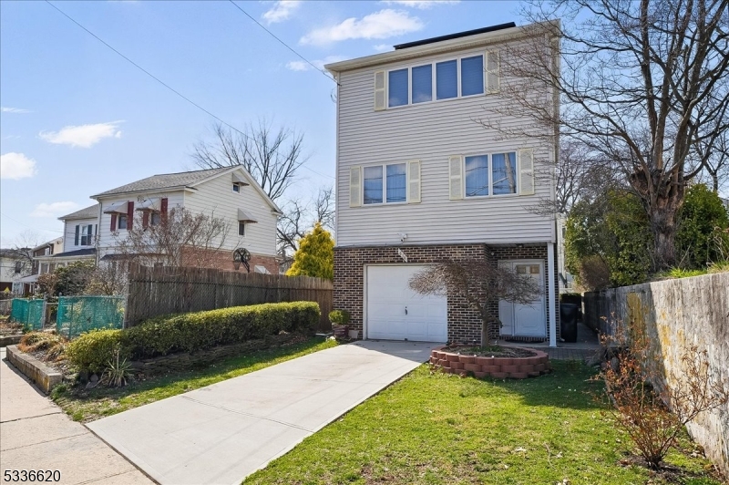 414 Broughton Ave