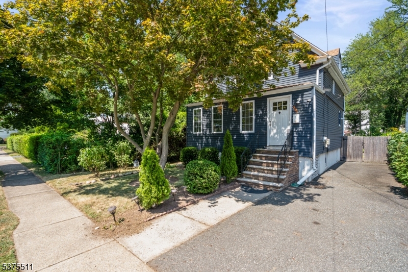 587 Kenwood Pl