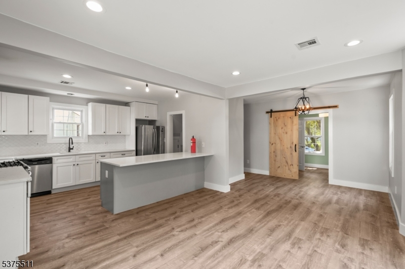 587 Kenwood Pl