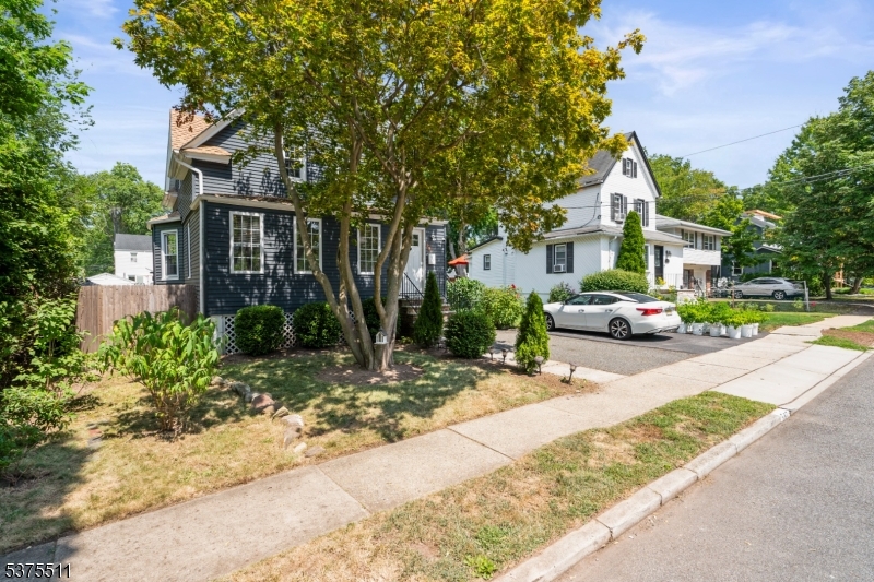 587 Kenwood Pl