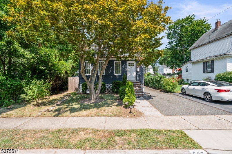 587 Kenwood Pl