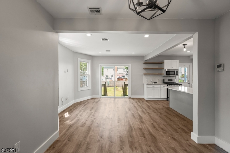 587 Kenwood Pl