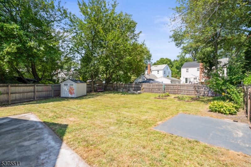 587 Kenwood Pl