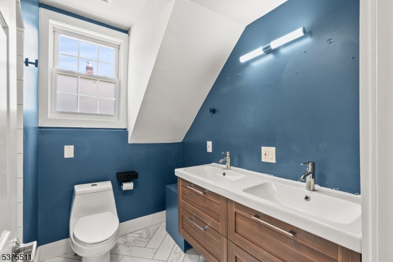 587 Kenwood Pl