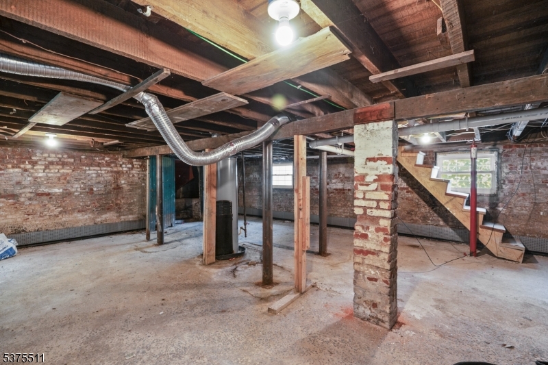 587 Kenwood Pl