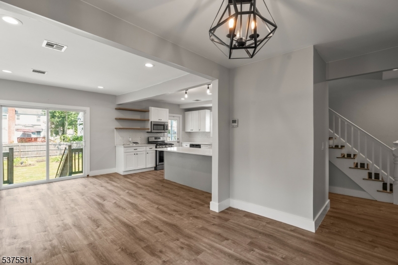 587 Kenwood Pl